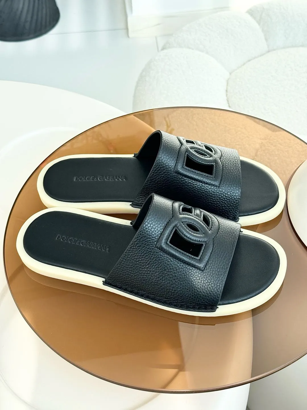 [DG*Dolce & Gabbana] P: 400💰 Size: 38-46 yards D&G/Dolce & Gabbana men’s DG hollow suede slippers FARFETCH original craftsmanship high-end quality